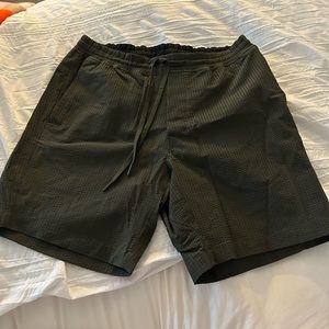 Lululemon Men’s shorts olive green